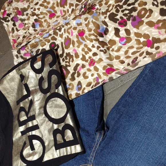 2 CHILDREN'S PLACE CAPRIS SZ 8 AND 2 TEES SZ 7 / 8 - Picture 4 of 16